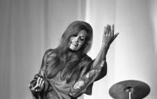 Jolanda Điljoti Dalida peva na koncertu