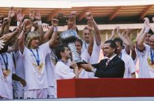 Dejan Milovanović prima pehar šampiona države od Zvezdana Terzića