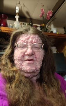 Mercedes Kristesen u ljubičastoj majici.jpg