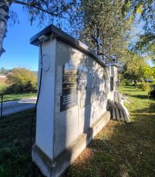 JADRANSKA LEŠNICA - Spomenik u obliku šajkače.jpg