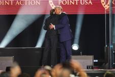 dara01 AP John Locher.jpg