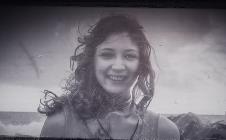 Merilin Beržeron na plaži, crno bela fotografija.jpg