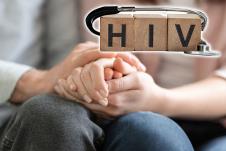 Ruka u ruci kao vid podrške/Maketa natpisa HIV