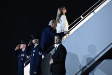 Melanija Tramp ulazi u avion u belom odelu i bakarnoj bluzi