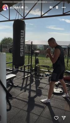 Veljko Ražnatović trenira u dvorištu