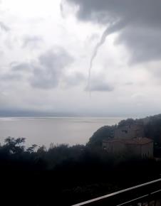 2025-09-24 21_15_10-VIDEO Niz pijavica u Dalmaciji. Kod Omiša se približila obali na stotinjak metar.png