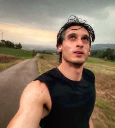 Sveštenik Alberto Ravanjani na trčanju.jpg