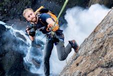 Trevis Bark fotografiše dok se spušta kanapom.jpg