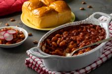 prebranac u posudi za pečenje serviran sa pogačom