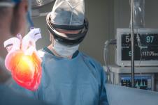Doktor sa Hololens naočarama sa veštačkom inteligencijom/Prikaz srca