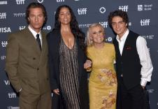 Metju Mekonahi sa majkom, suprugom i sinom