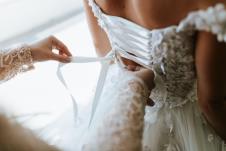 Mlada oblači venčanicu
