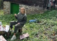 Dragica Zlatić ispred kuće bake i deke na Goliji