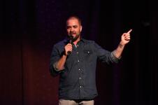 Ian Harvi u tamnoj košulji govori na bini