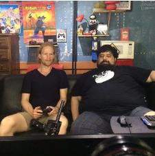 Dru Skenlon igra video igricu.jpg