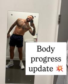 Dan Hankok bez majice pravi selfi u kupatilu.jpg