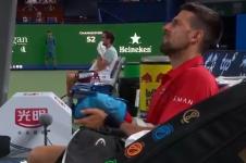 Đoković koristi rukavicu da se rashladi