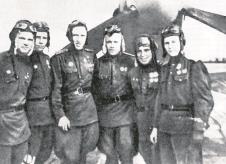 1513263570476-Komandant-288-lovackog-puka-SSSR-Koldunov-sa-pilotima.jpg