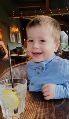 Bili Tompson u kafiću pije limunadu.jpg