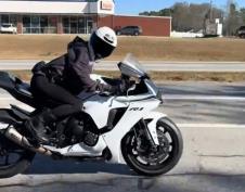 Žena vozi motor