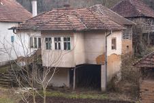 Stara, trošna kuća u napuštenom planinskom srpskom selu u jugoistočnoj Srbiji, na obroncima Suve planine.