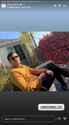 Sin Nataše Ninković uživa u Parizu na terasi.jpg