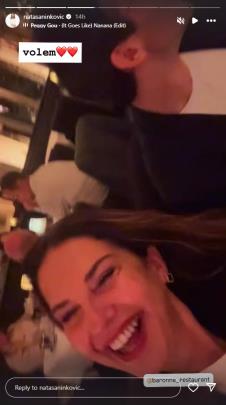 Nataša Ninković sa sinom na večeri u restoranu u Parizu.jpg