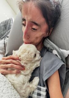 Lizi Valaskez sa psom u naručju.jpg