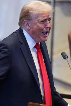 x06 AP Evan Vucci.jpg