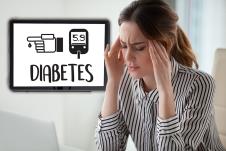 devojka pod stresom se drži rukama za glavu/ispis na tabli dijabetes