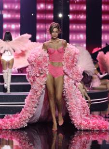 Điđi Hadid, Viktorija Sikret