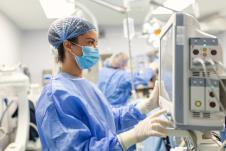 anesteziolog tokom operacije prati otkucaje srca pacijenta