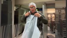 Jovan Memedović u kuhinji pravi baklave.jpg