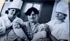 Sijamske bliznakinje Ana i Tanja u naručju majke Vere.jpg