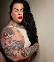 Džeki Korn u beloj majici na bretele.jpg