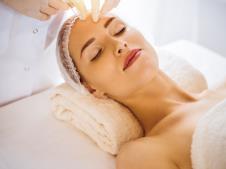 žena kod dermatologa na tretmanu lepote injekcijama, koncept estetska medicina