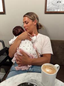 Nora Merk sa ćerkicom