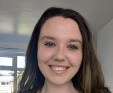 Mlada žena planira budžet i ulaže u nekretnine