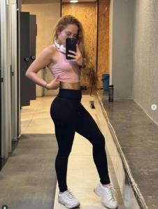 Ana Nikol Gomes pravi selfi u teretani.jpg
