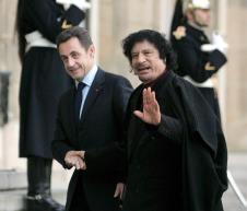 Nikola Sarkozi i Moamar Gadafi