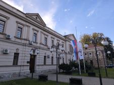 FOTO UIKS, zastave spuštene na pola koplja ispred upravne zgrade KPZ Sremska Mitrovica povodom Dana žalosti u tom gradu 2.jpg