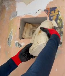 Par otkriva stare novine iz 1967. godine u zidu dok renovira kuću iz 1930-ih