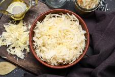 Kupus salata u drvenoj posudi