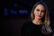 Anđelina Džoli u crnoj haljini Alberta Fereti na crvenom tepihu Filmskog festivala u Rimu