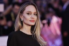 Anđelina Džoli u crnoj haljini Alberta Fereti na crvenom tepihu Filmskog festivala u Rimu