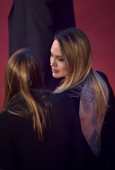 Anđelina Džoli u crnoj haljini Alberta Fereti na crvenom tepihu Filmskog festivala u Rimu pokazala tetovaže