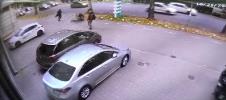 Muškarac gura ženu sa bicikla