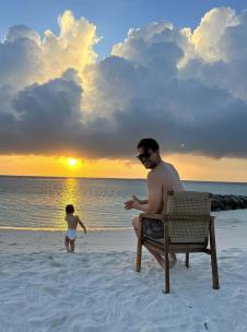 Biković sa sinom uživa na Maldivima (2).png