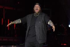 Dželi Rol nastupa na koncertu u Londonu