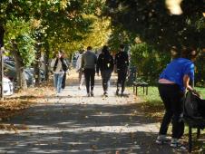 Ljudi šetaju po jesenjem vremenu